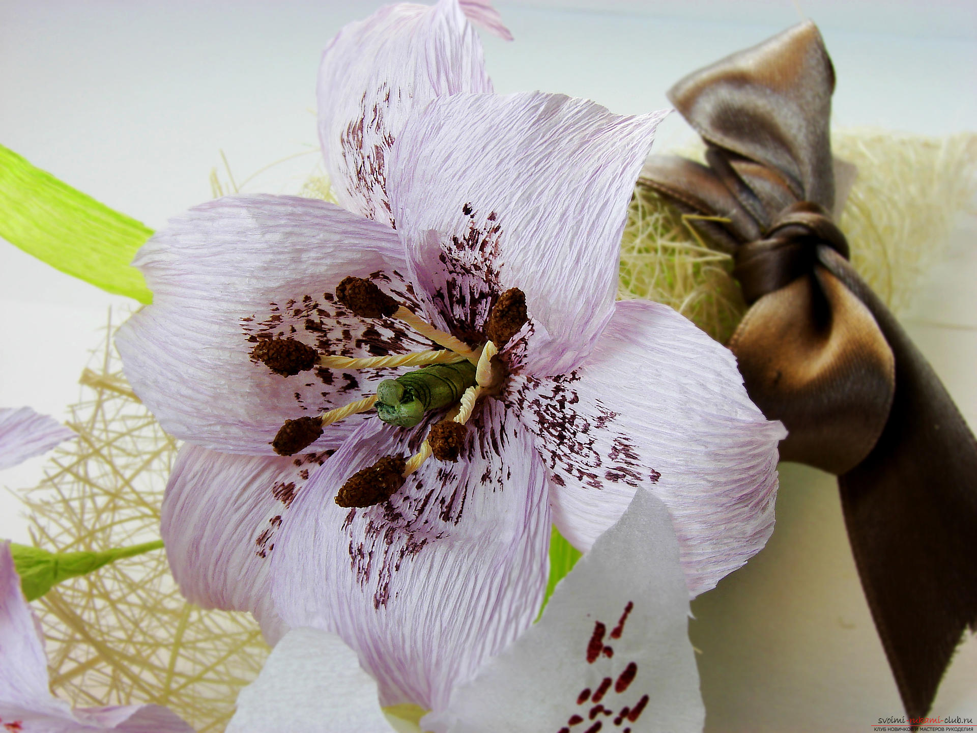 Мастер-класс научит как сделать гофрированные цветы своими руками – лилии из гофрированной бумаги.. Фото №38